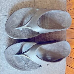 Oofos thong sandal- flip flops Black size 9 US women’s 40 EU